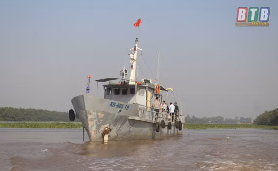 Trên thực tế, trong thời gian gần đây, Hoa Kỳ và Việt Nam đã đẩy mạnh hợp tác trên nhiều lĩnh vực liên quan đến các lực lượng biển. Đầu năm nay, tàu sân bay Mỹ và tàu hộ tống đã có chuyến thăm cảng Tiên Sa - Đà Nẵng, nơi đóng quân của Vùng 3 Hải quân và Chi đội Kiểm ngư số 3, khi mà chỉ 2 năm trước, một tàu sân bay khác của Hải quân Mỹ cũng đã ghé thăm cảng này. Ảnh: Tàu tuần tra của Kiểm ngư tỉnh Thái Bình.