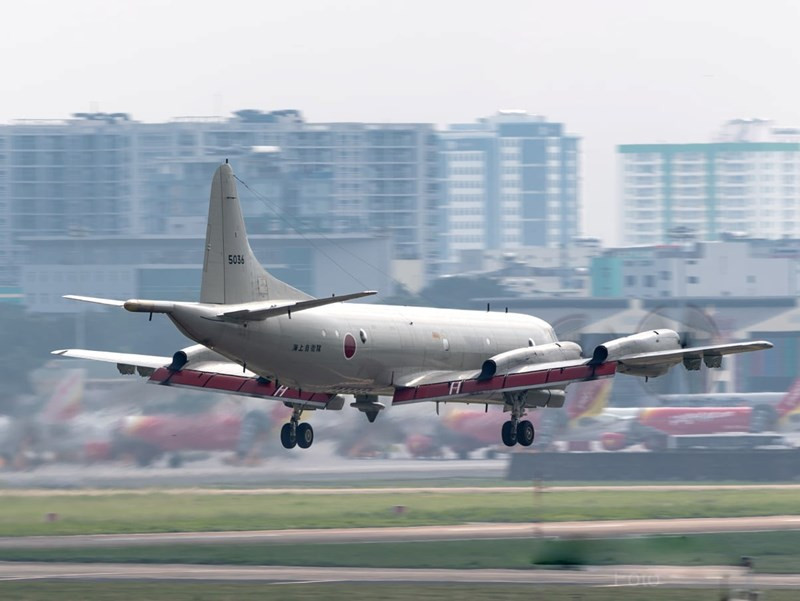 Nếu Việt Nam tiếp cận được số máy bay tuần thám P-3C cũ của Nhật Bản, đảm bảo Việt Nam vừa có sự bổ sung một loại máy bay tuần thám theo đúng nghĩa, nhưng lại có giá cả phải chăng, phù hợp với ngân sách quốc phòng hạn chế của Việt Nam; đặc biệt đánh dấu một cấp độ hợp tác quân sự mới giữa Mỹ, Nhật Bản và Việt Nam. Ảnh: Máy bay P-3C của Lực lượng phòng vệ Nhật Bản hạ cánh xuống sân bay Tân Sơn Nhất tháng 10/2019.