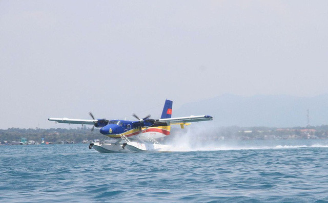 Hiện Việt Nam còn một số thủy phi cơ DHC-6 Twin Otter do Canada sản xuất, có thể cất và hạ cánh bằng đường băng ngắn và cất và hạ cánh từ mặt nước; DHC-6 của Việt Nam được lắp một radar tìm kiếm trên biển ở phần mũi, phía sau thân máy bay có một cửa sổ lớn trong suốt, có thể được sử dụng để tuần tra trực quan và tìm kiếm cứu nạn. Ảnh: Thủy phi cơ DHC-6 Không quân Hải quân huấn luyện hạ cánh trên biển. Ảnh: Báo Hải quân