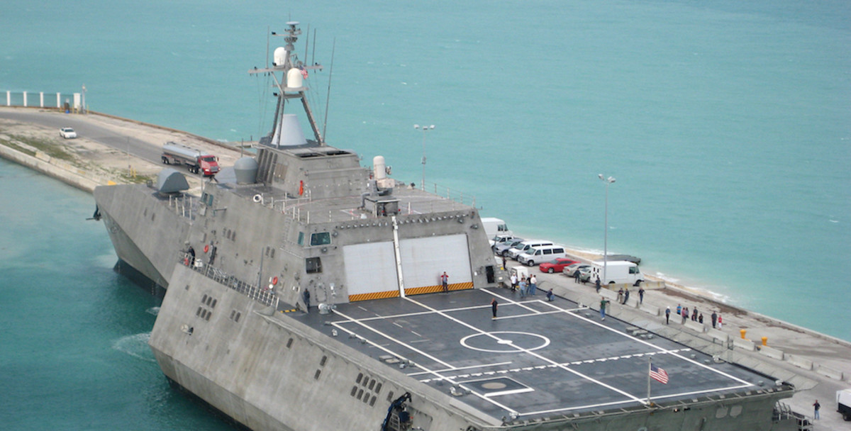 Về phía Mỹ, tàu tác chiến ven bờ USS Gabrielle Giffords (LCS-10) trực thuộc hạm đội 7 có lượng giãn nước đầy tải không thua kém Type 054A là bao với 3.104 tấn tuy nhiên lại trang bị vũ khí khá hạn chế. Vũ trang tàu là một hải pháo Mk-110 cỡ nòng 57mm, 1 hệ thống phòng không tầm gần SeaRAM và hai bệ phóng tên lửa NSM đặt trước trước cabin. Tàu chủ yếu được sử dụng cho nhiệm vụ tuần tra hàng hải. Ảnh: Một tàu tác chiến ven bờ LCS của hải quân Hoa Kỳ.