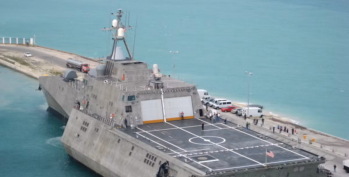 Về phía Mỹ, tàu tác chiến ven bờ USS Gabrielle Giffords (LCS-10) trực thuộc hạm đội 7 có lượng giãn nước đầy tải không thua kém Type 054A là bao với 3.104 tấn tuy nhiên lại trang bị vũ khí khá hạn chế. Vũ trang tàu là một hải pháo Mk-110 cỡ nòng 57mm, 1 hệ thống phòng không tầm gần SeaRAM và hai bệ phóng tên lửa NSM đặt trước trước cabin. Tàu chủ yếu được sử dụng cho nhiệm vụ tuần tra hàng hải. Ảnh: Một tàu tác chiến ven bờ LCS của hải quân Hoa Kỳ.