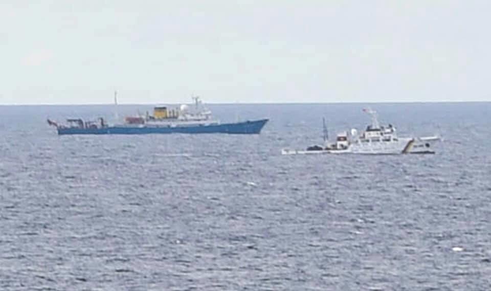 Hình chụp cận cảnh cho thấy tàu tuần tra của kiểm ngư Việt Nam thuộc lớp KN-750 (chưa rõ số hiệu) di chuyển gần tàu khảo sát địa chất HD-4 của Trung Quốc, trong khi tàu này di chuyển một mình mà không có hộ tống bởi tàu chấp pháp hay dân sự, chỉ có một tàu chiến Trung Quốc di chuyển ở vòng ngoài. Đây là một điều lạ khi tàu HD-4 hoạt động thường có rất nhiều tàu hộ tống. Ảnh: Tàu KN-750 của Việt Nam di chuyển song song gần với tàu HD-4 của Trung Quốc. Ảnh: Hải quân Mỹ.