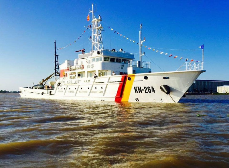 Việt Nam góp mặt với tàu KN-750 chưa rõ số hiệu, đây cũng là tàu tuần tra chủ lực của kiểm ngư Việt Nam hiện nay với số lượng biên chế lớn, có tầm bao quát xa và hoạt động được dài ngày trên biển. Tàu có lượng giãn nước đầy tải 770 tấn và đi biển liên tục 60 ngày. Gần đây, những hình ảnh về loại tàu này xuất hiện rất nhiều trong các hoạt động đấu tranh trên biển của lực lượng ta cho thấy đây là một loại tàu có vai trò lớn trong công cuộc gìn giữ chủ quyền Tổ quốc. Ảnh: Tàu KN-750 số hiệu 264 của chi đội kiểm ngư số 2.