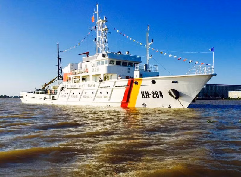 Việt Nam góp mặt với tàu KN-750 chưa rõ số hiệu, đây cũng là tàu tuần tra chủ lực của kiểm ngư Việt Nam hiện nay với số lượng biên chế lớn, có tầm bao quát xa và hoạt động được dài ngày trên biển. Tàu có lượng giãn nước đầy tải 770 tấn và đi biển liên tục 60 ngày. Gần đây, những hình ảnh về loại tàu này xuất hiện rất nhiều trong các hoạt động đấu tranh trên biển của lực lượng ta cho thấy đây là một loại tàu có vai trò lớn trong công cuộc gìn giữ chủ quyền Tổ quốc. Ảnh: Tàu KN-750 số hiệu 264 của chi đội kiểm ngư số 2.