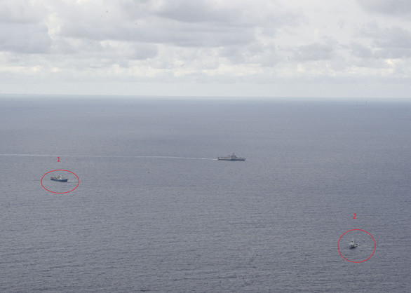 Tuy nhiên sự việc lần này đặc biệt hơn khi có sự xuất hiện của tàu mặt nước cả ba bên trong một khu vực nhỏ. Ảnh: Tàu HD-4 (số 1) và tàu kiểm ngư Việt Nam (số 2). Ảnh: Hải quân Mỹ