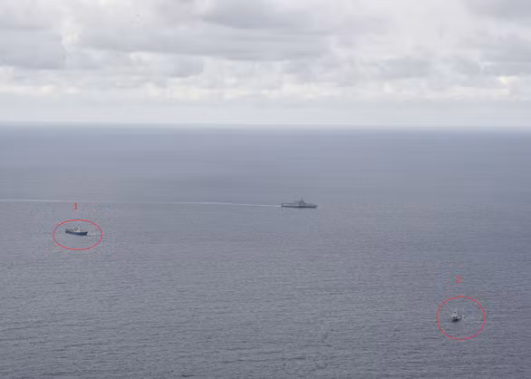 Tuy nhiên sự việc lần này đặc biệt hơn khi có sự xuất hiện của tàu mặt nước cả ba bên trong một khu vực nhỏ. Ảnh: Tàu HD-4 (số 1) và tàu kiểm ngư Việt Nam (số 2). Ảnh: Hải quân Mỹ