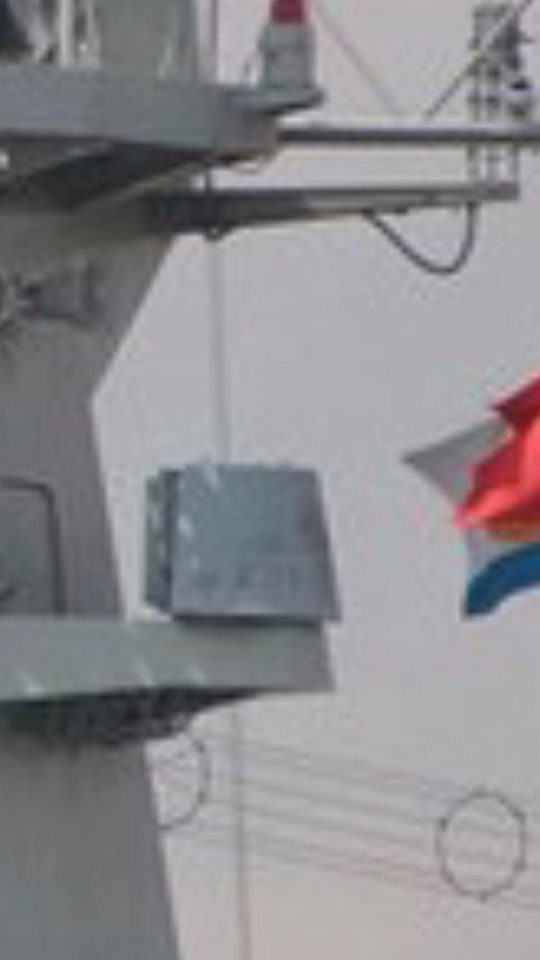 Hệ thống tác chiến điện tử MP-405E: là hệ thống đối kháng điện tử, dùng để triệt tiêu các tín hiệu điện tử, làm yếu tín hiệu tên lửa khi bắn vào tàu ta, làm nhiễu thông tin trinh sát của đối phương, làm giả thông tin. Ảnh: Cận cảnh hệ thống MP-405E.