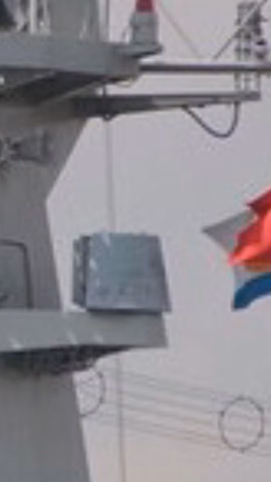 Hệ thống tác chiến điện tử MP-405E: là hệ thống đối kháng điện tử, dùng để triệt tiêu các tín hiệu điện tử, làm yếu tín hiệu tên lửa khi bắn vào tàu ta, làm nhiễu thông tin trinh sát của đối phương, làm giả thông tin. Ảnh: Cận cảnh hệ thống MP-405E.