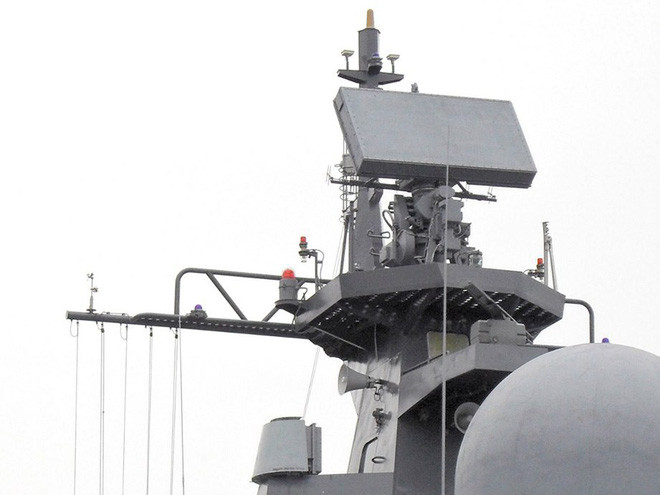 ... Radar có chức năng giám sát tình hình trên mặt biển cũng như trên không bao gồm cả các mục tiêu cỡ nhỏ, bay thấp và chậm. Nó còn có thể xác định mục tiêu là bạn hay thù, xác định toạ độ mục tiêu và cung cấp tham số cho hệ thống hoả lực, phân loại mục tiêu theo thông số quỹ đạo và xác định mức độ đe doạ của mục tiêu. Ảnh: Radar Pozitiv-ME1 của tàu Gepard 3.9.