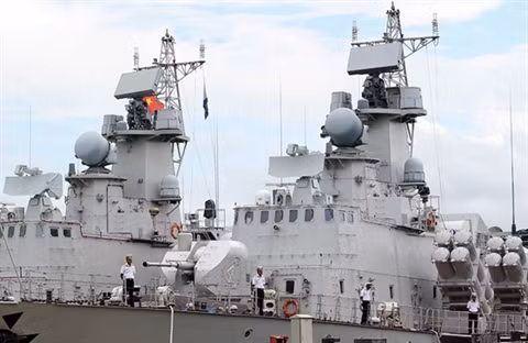 Đặc biệt ấn tượng lớn nhất của các tàu 12418 là 16 quả tên lửa đối hạm Kh-35 tầm bắn 150km. Đây là tàu chiến mặt nước có khả năng duyệt hạm mạnh mẽ nhất của hải quân Việt Nam hiện nay. Với biên chế 8 chiếc, Molniya 12418 chính là lớp tàu xương sống của lực lượng tàu tên lửa, là nắm đấm thép của Việt Nam trên Biển Đông.