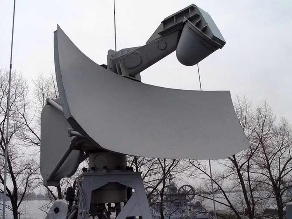 Radar Garpun-Bal: Là radar có nhiệm vụ tìm kiếm, phát hiện, theo dõi, nhận biết, phân loại và xác định tọa độ của các mục tiêu bề mặt nước... Ảnh: Radar Garpun-Bal.