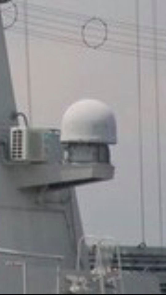 Hệ thống tác chiến điện tử MP-407E: là hệ thống trinh sát gây nhiễu, nó có thể phát hiện nhiều nguồn tín hiệu điện tử trên các dải tần xung khác nhau cho phép phân tích và đưa ra các khả năng phân tích và chế áp đc các hệ thống trinh sát cũng như vũ khí dẫn đường công nghệ cao của đối phương tấn công vào tàu. Ảnh: Cận cảnh hệ thống MP-407E.