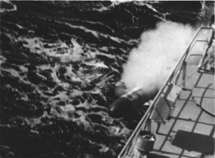 Bố trí ngư lôi 400mm hoặc 533mm trên tàu cỡ nhỏ dưới 1.000 tấn dĩ nhiên là không dễ, nhưng không tới mức không có thể. Chúng sẽ được đặt dọc 2 bên hông tàu, mỗi bệ một ống phóng là đủ. Ảnh: Ngư lôi 406mm rời bệ phóng.