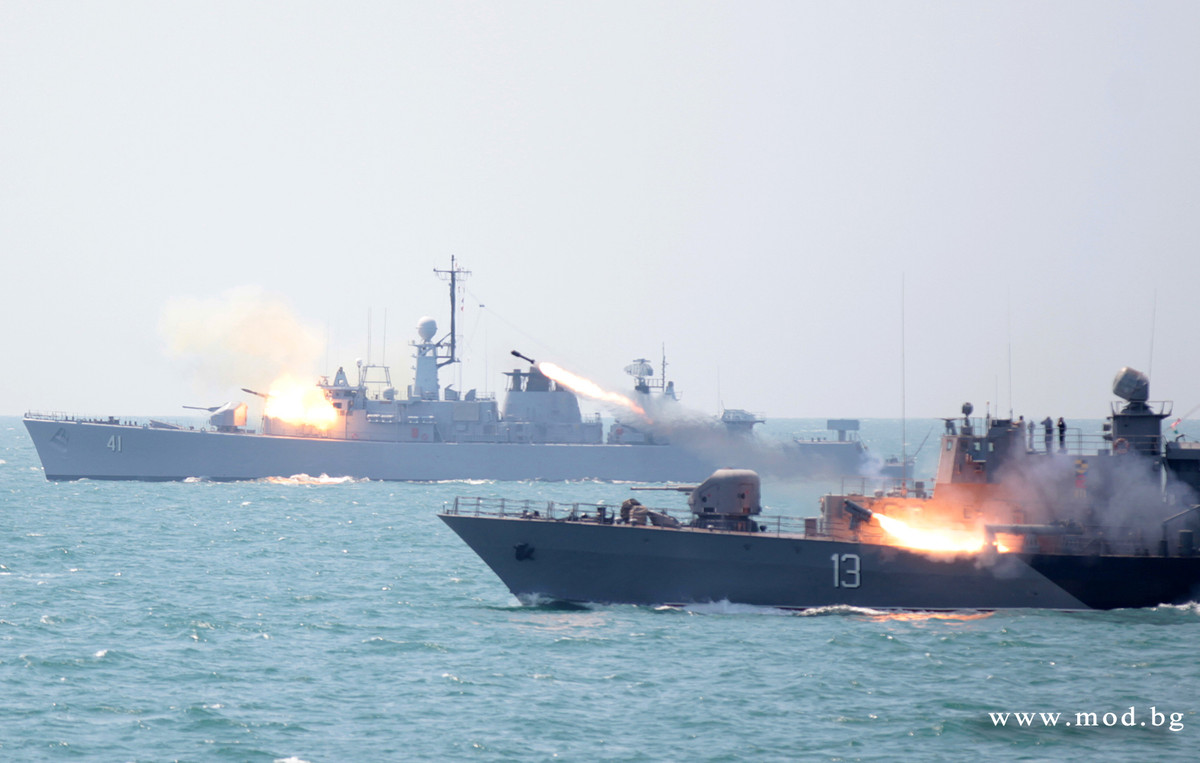 Tàu chống ngầm 12412 có lượng giãn nước khoảng 500 tấn, dài 57m, trang bị pháo 76mm kèm pháo phòng không AK-630. Hệ thống chống ngầm của tàu có 2 bệ rocket RBU 1200 và 4 ống phóng ngư lôi 406mm hoặc 2 ống phóng ngư lôi 533mm. Trong ảnh, tàu chống ngầm 12412 phóng đạn rocket săn ngầm RBU 1200.