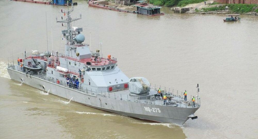 Dĩ nhiên, chúng ta có thể làm việc với thiết kế tàu Molniya 12418 – cùng đời với 12412, nhưng điều này sẽ vướng vào bản quyền của Liên bang Nga. Do đó, lựa chọn giải pháp sử dụng TT-400TP để phát triển xem ra hợp lý hơn nhiều. TT-400TP có lượng giãn nước đầy tải 480 tấn, dài 54m, trang bị pháo hạm 76,2mm AK-176 và 1 pháo phòng không AK-630.