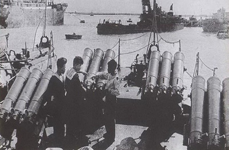 Trong ảnh là bệ phóng RBU-1200 trên tàu tuần tiễu chống ngầm Đề án 201 của hải quân ta thời kháng chiến.