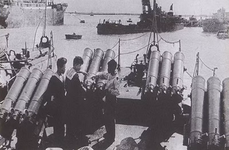Trong ảnh là bệ phóng RBU-1200 trên tàu tuần tiễu chống ngầm Đề án 201 của hải quân ta thời kháng chiến.