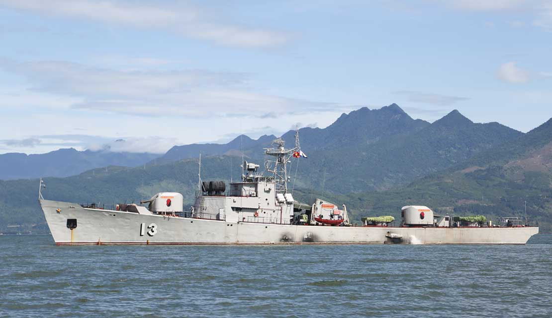 “Trong nhiệm vụ đóng tàu quân sự, những năm qua, các nhà máy đóng tàu đã đóng mới thành công các loại tàu quân sự như tàu tên lửa tấn công nhanh, tàu pháo tuần tiễu, tàu cứu hộ tàu ngầm. Với năng lực đã được đầu tư, hiện nay các đơn vị đóng tàu quân sự có khả năng đóng mới các tàu tên lửa thế hệ mới, tàu chống ngầm, tàu mặt nước của Hải quân, Biên phòng, Cảnh sát biển, Kiểm ngư…”, trích dẫn bài viết nêu trên.