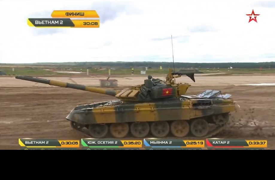 Cuối cùng, kíp lái số 2 của đội tuyển xe tăng Việt Nam cán đích với thành tích 30 phút 05 giây, về đầu tiên dẫu cho đội ta xuất phát thứ ba sau đội Nam Ossetia hơn 5 phút và sau đội Qatar hơn 2 phút 30 giây. Tiêu diệt 2/5 mục tiêu và thua thành tích thực tế của kíp lái số 1 gần 2 phút với chỉ 28 phút 20 giây. Dẫu vậy, lần này kíp xe số 2 của ta cũng bị phạt cộng thêm 4 phút do các lỗi trong thời gian thi đấu và kết quả cuối cùng là 34 phút 05 giây, vẫn đứng nhất vòng đua tại nhánh và vẫn đứng nhì trên bảng nếu tính tổng thành tích cả hai kíp. Ảnh: Xe tăng Việt Nam cán đích ở 30 phút 05 giây sau ba vòng chạy.