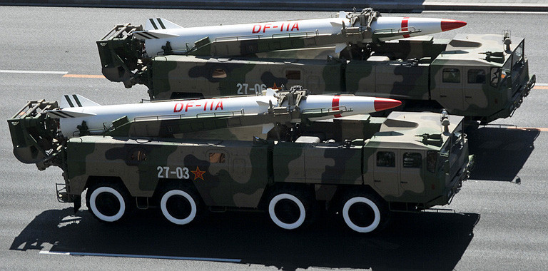 Phiên bản DF-11A cải tiến đã tăng tầm bắn lên trên 825 km, do Trung Quốc không tham gia Hiệp ước kiểm soát tên lửa tầm trung; ước tính cả hai phiên bản DF-11, Trung Quốc có từ 600 đến 700 tên lửa. Ảnh: Tên lửa đạn đạo chiến thuật DF-11A của Trung Quốc - Nguồn: Wikipedia
