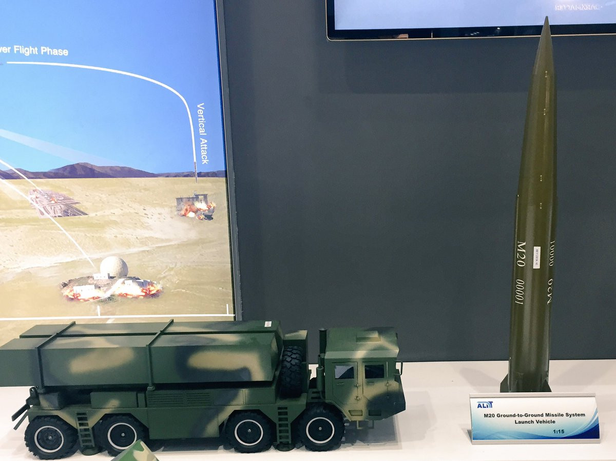 Tại Triển lãm Hàng không Chu Hải năm 2018, CASIC đã trưng bày hai biến thể mới của DF-12 là M20A và M20B; CASIC mô tả đây là hai biến thể “có độ chính xác cao”, M20A có cảm biến quang học để dẫn đường cho đầu đạn ở giai đoạn cuối, còn M20B là một biến thể chống hạm. Ảnh: Tên lửa đạn đạo chiến thuật M-20 của Trung Quốc - Nguồn: Wikipedia