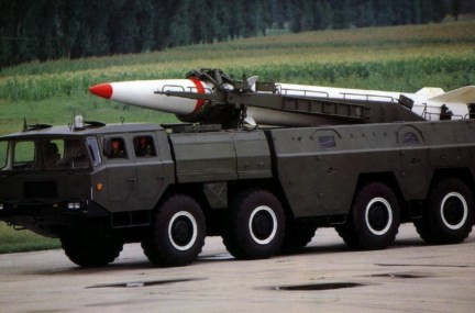 Lý do cuối cùng có thể do việc thử nghiệm tên lửa đạn đạo chiến thuật phức tạp và độ rủi ro lớn, nên các nhà sản xuất vũ khí Trung Quốc mang nặng tâm lý thất bại; vì vậy rất hiếm khi thấy các đơn hàng về tên lửa đạn đạo chiến thuật của Trung Quốc cũng là điều dễ hiểu. Ảnh: Tên lửa đạn đạo chiến thuật DF-11A của Trung Quốc - Nguồn: Wikipedia