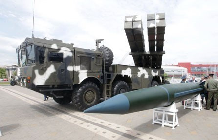 Trước hết các loại tên lửa đạn đạo chiến thuật của Trung Quốc đều chưa khẳng định được thương hiệu, chưa được thử nghiệm qua thực tế chiến đấu; mặc dù các nhà sản xuất vũ khí Trung Quốc vẫn cho rằng, tên lửa đạn đạo chiến thuật của họ không hề thua kém của Nga và Mỹ, thậm chí hiệu suất chiến đấu còn cao hơn nhiều? Ảnh: Tên lửa đạn đạo chiến thuật DF-12 của Trung Quốc - Nguồn: Wikipedia