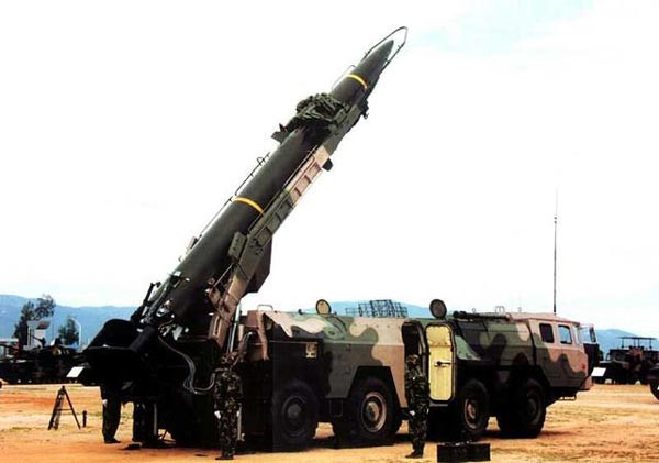 Mặt khác, kể từ khi tên lửa đạn đạo chiến thuật của Trung Quốc được công bố tại Triển lãm hàng không Chu Hải năm 2004, bốn hoặc năm mô hình đã được đưa ra trong mười năm. Những mô hình này hoàn toàn không gây ấn tượng với khách hàng tiềm năng, nhất là các quốc gia ở Trung Đông. Ảnh: Tên lửa đạn đạo chiến thuật DF-11 của Trung Quốc - Nguồn: Wikipedia