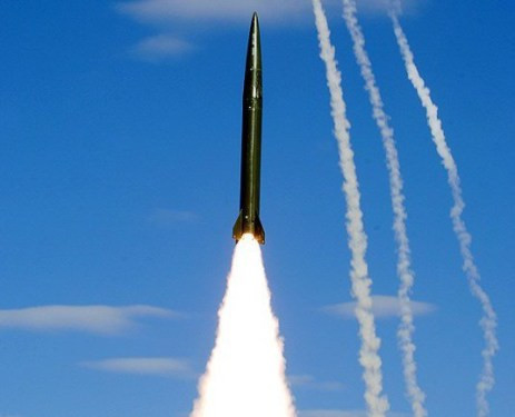 Do vậy tên lửa đạn đạo chiến thuật của Trung Quốc một mặt chưa hề qua thực chiến, lại không tích lũy thời gian, thì việc tạo hiệu ứng thương hiệu sẽ khó khăn và việc xuất khẩu mà không tạo ra hiệu ứng thương hiệu thì khó khăn là điều đương nhiên. Ảnh: Tên lửa đạn đạo chiến thuật DF-11A vừa rời bệ phóng - Nguồn: Wikipedia