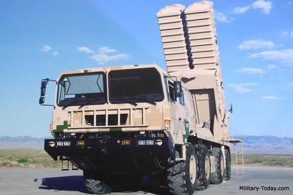 Tên lửa DF-12 được lắp đặt 2 tên lửa trên một xe phóng bánh lốp, thời gian chuyển thế từ hành quân sang chiến đấu mất 10 phút; một tiểu đoàn tên lửa DF-12 được trang bị 1 xe chỉ huy, 1 xe hỗ trợ, 9 xe phóng và 9 xe chở đạn. Ảnh: Xe phóng tên lửa đạn đạo chiến thuật DF-12 của Trung Quốc - Nguồn: Wikipedia