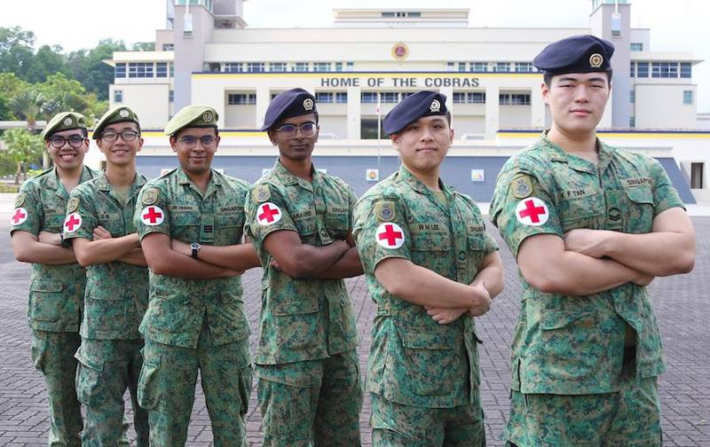 Khá giống với quân phục của Brunei là quân phục ngụy trang cũng theo kiểu Digital của lục quân Singapore, tuy nhiên trang phục của quân đội Singapore sử dụng tông màu xanh nhạt hơn và họa tiết bố trí theo mảng nhỏ không đồng đều, tạo tính ngụy trang cực tốt. Ảnh: Binh sĩ Singapore với quân phục dã chiến.