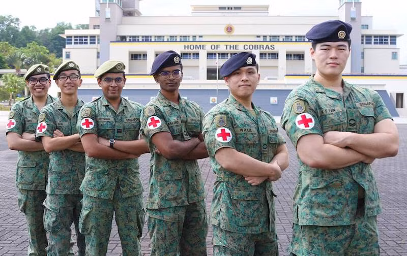 Khá giống với quân phục của Brunei là quân phục ngụy trang cũng theo kiểu Digital của lục quân Singapore, tuy nhiên trang phục của quân đội Singapore sử dụng tông màu xanh nhạt hơn và họa tiết bố trí theo mảng nhỏ không đồng đều, tạo tính ngụy trang cực tốt. Ảnh: Binh sĩ Singapore với quân phục dã chiến.