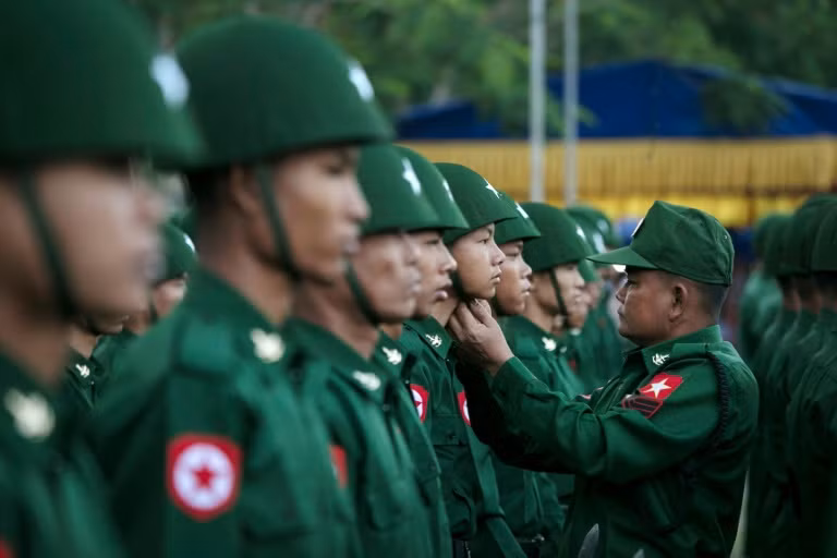 Ngoài ra họ cũng sử dụng cả loại quân phục xanh trơn không họa tiết, cực kỳ đơn giản tạo sự đồng bộ và khá đẹp mắt, tuy nhiên sử dụng màu này có tính ngụy trang cực kỳ hạn chế, thậm chí trong nhiều trường hợp còn làm bật nổi người lính với môi trường xung quanh. Ảnh: Khối chiến sĩ Myanmar chuẩn bị cho lễ duyệt binh.