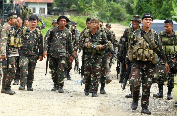 Một trong những quân đội có nhiều mẫu mã quân phục ngụy trang nhất cho chiến sĩ lục quân trong khối ASEAN có lẽ là quân đội Philippines. Hiện nay, Philippine đang đại trà cho người lính mẫu quân phục dã chiến với họa tiết ngụy trang kỹ thuật số Digital Camo cực kỳ hiện đại và có tính ngụy trang cao. Ảnh: Khối chiến sĩ Philippines với quân phục dã chiến.
