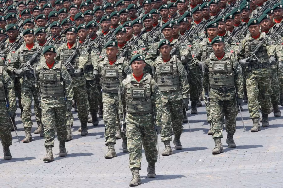 Về lực lượng đặc biệt, Indonesia cũng sử dụng riêng một mẫu quân phục ngụy trang họa tiết Digital với màu xanh sẫm chủ đạo với hợp với các mảng họa tiết nhỏ, tạo độ ngụy trang cực cao và phù hợp đặc thù tác chiến riêng của lực lượng này. Ảnh: Đặc nhiệm lục quân Indonesia với quân phục Digital.