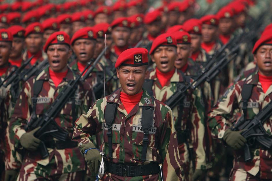Và cuối cùng là lực lượng đặc nhiệm Kopassus của quân đội Indonesia với một mẫu quân phục ngụy trang họa tiết DPM riêng với màu đỏ đậm làm chủ đạo, khác với DPM màu xanh lá nhiệt đới làm chủ đạo của các đơn vị thông thường. Màu này có tác dụng ngụy trang khá hạn chế vì chỉ phù hợp với đặc thù tác chiến ở khu vực nhất định, tuy nhiên nó có tác dụng để phân biệt lực lượng là nhiều hơn. Ảnh: Binh sĩ đặc nhiệm Kopassus của Indonesia.