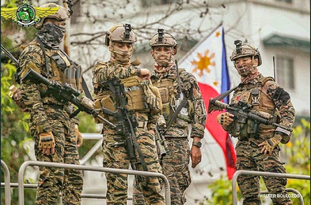 Đặc nhiệm Hải quân SEALs của Philippine thì sử dụng loại quân phục ngụy trang họa tiết Stripe Tiger (Hổ vằn) đặc trưng cực kỳ ấn tượng, đây là loại quân phục nổi tiếng mà Thủy quân lục chiến Mỹ đã từng sử dụng trong chiến tranh Việt Nam. Có thể nói rằng, mẫu quân phục ngụy trang của Philippine là cực kỳ đa dạng. Ảnh: Lính SEALs của Philippines đang thực tế chiến đấu.