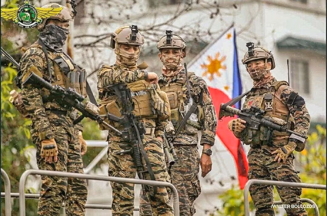 Đặc nhiệm Hải quân SEALs của Philippine thì sử dụng loại quân phục ngụy trang họa tiết Stripe Tiger (Hổ vằn) đặc trưng cực kỳ ấn tượng, đây là loại quân phục nổi tiếng mà Thủy quân lục chiến Mỹ đã từng sử dụng trong chiến tranh Việt Nam. Có thể nói rằng, mẫu quân phục ngụy trang của Philippine là cực kỳ đa dạng. Ảnh: Lính SEALs của Philippines đang thực tế chiến đấu.