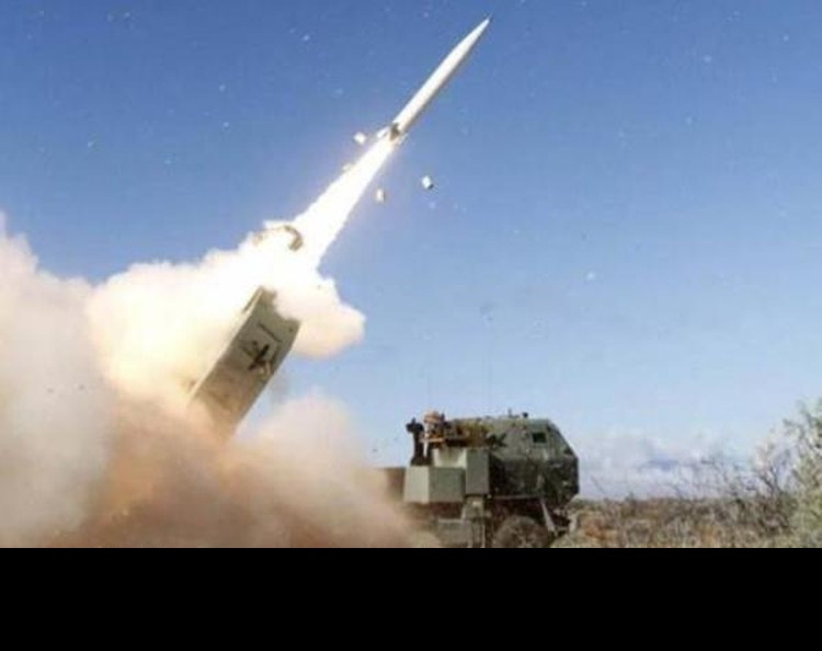 Điều này đang dần thay đổi với chương trình Tên lửa tấn công chính xác tiên tiến – PrSM. Dòng tên lửa chiến thuật mới có ưu thế vượt trội so với thế hệ tên lửa ATACMS (Hệ thống tên lửa cấp chiến thuật lục quân) hiện tại của Lục quân Mỹ, với khả năng tấn công chính xác cao với cả các mục tiêu cơ động. Ảnh: Thử tên lửa PrSM của Lockheed Martin. Nguồn: Sina