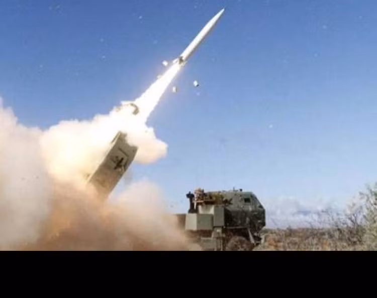 Điều này đang dần thay đổi với chương trình Tên lửa tấn công chính xác tiên tiến – PrSM. Dòng tên lửa chiến thuật mới có ưu thế vượt trội so với thế hệ tên lửa ATACMS (Hệ thống tên lửa cấp chiến thuật lục quân) hiện tại của Lục quân Mỹ, với khả năng tấn công chính xác cao với cả các mục tiêu cơ động. Ảnh: Thử tên lửa PrSM của Lockheed Martin. Nguồn: Sina