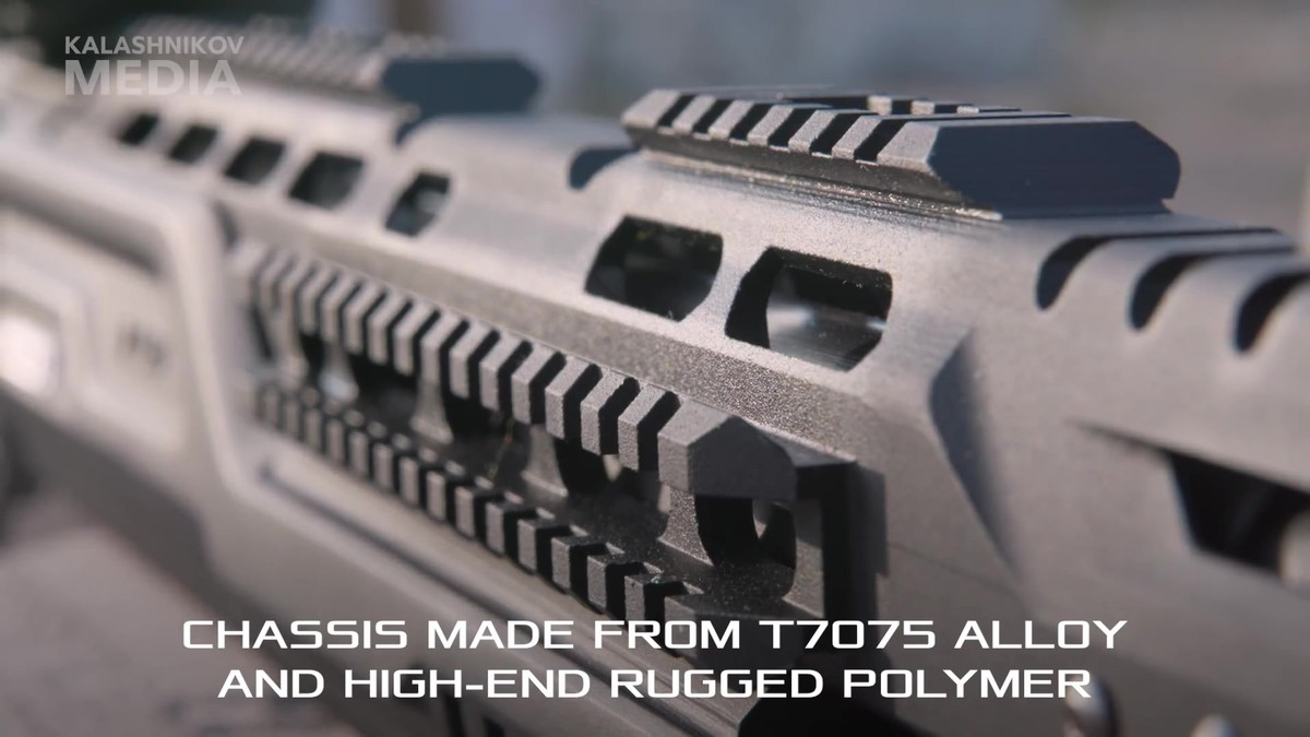 Trên bộ khung này thiết kế nhiều ray để gá thêm các phụ kiện như kính ngắm hay đèn pin theo kèm.