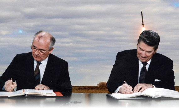 Hiệp ước INF được Mỹ và Liên Xô ký vào năm 1987, cấm tất cả các hệ thống tên lửa đạn đạo và hành trình phóng từ mặt đất trong khoảng cự ly từ 500-5.500 km. Sau khi INF được ký kết, Mỹ và Liên Xô đã phá hủy rất nhiều loại tên lửa tầm trung, cứu thế giới khỏi cuộc chạy đua vũ trang vào thập niên 1980. Ảnh: Tổng thống Mỹ Ronald Reagan và Tổng Bí thư Đảng Cộng sản Liên Xô Gorbachev ký Hiệp ước INF năm 1987.