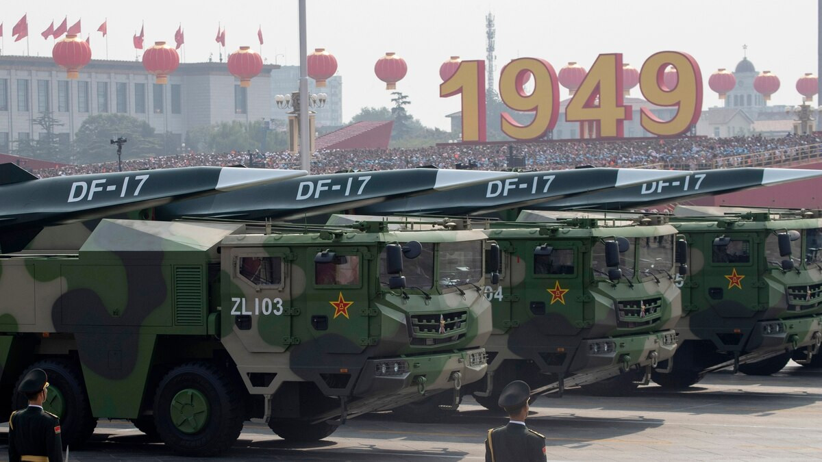 Theo báo cáo trên, Trung Quốc có thể mất 95% kho dự trữ tên lửa đạn đạo và tên lửa hành trình nếu ký hiệp ước tương tự như Hiệp ước Lực lượng hạt nhân tầm trung (INF) trong thập niên 1980. Ảnh: Tên lửa DF-17 trong cuộc diễu hành ngày Quốc khánh Trung Quốc 1/10/ 2019; loại lửa này được cho là có khả năng vượt qua tất cả các lá chắn chống tên lửa hiện có do Mỹ và đồng minh triển khai.
