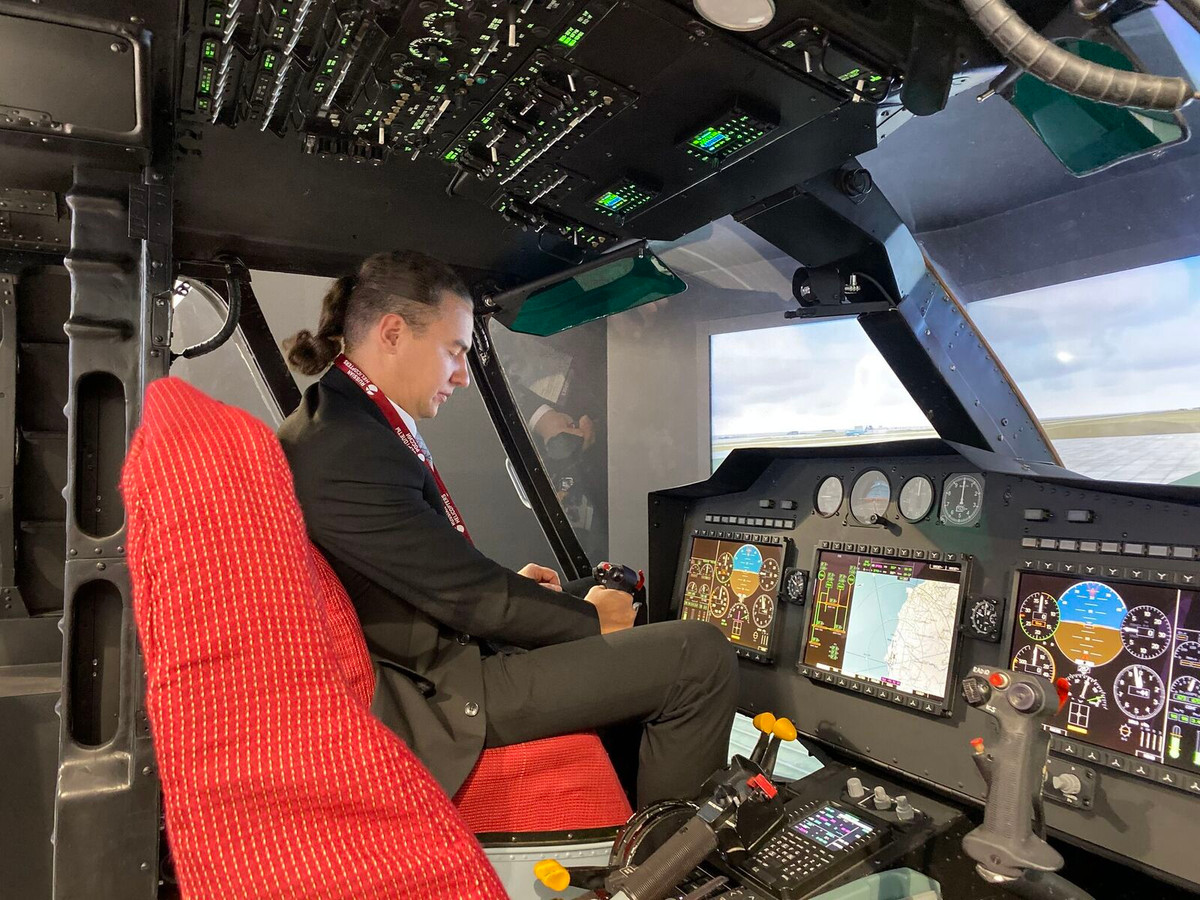 Còn đây là cabin phiên bản Ka-32 thế hệ mới với buồng lái được số hóa, trang bị các màn hình LCD màu, hiển thị tham số kỹ thuật bay – đơn giản, tiện nghi, dễ sử dụng.