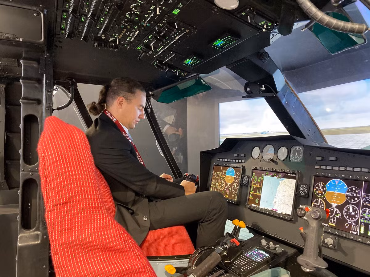 Còn đây là cabin phiên bản Ka-32 thế hệ mới với buồng lái được số hóa, trang bị các màn hình LCD màu, hiển thị tham số kỹ thuật bay – đơn giản, tiện nghi, dễ sử dụng.