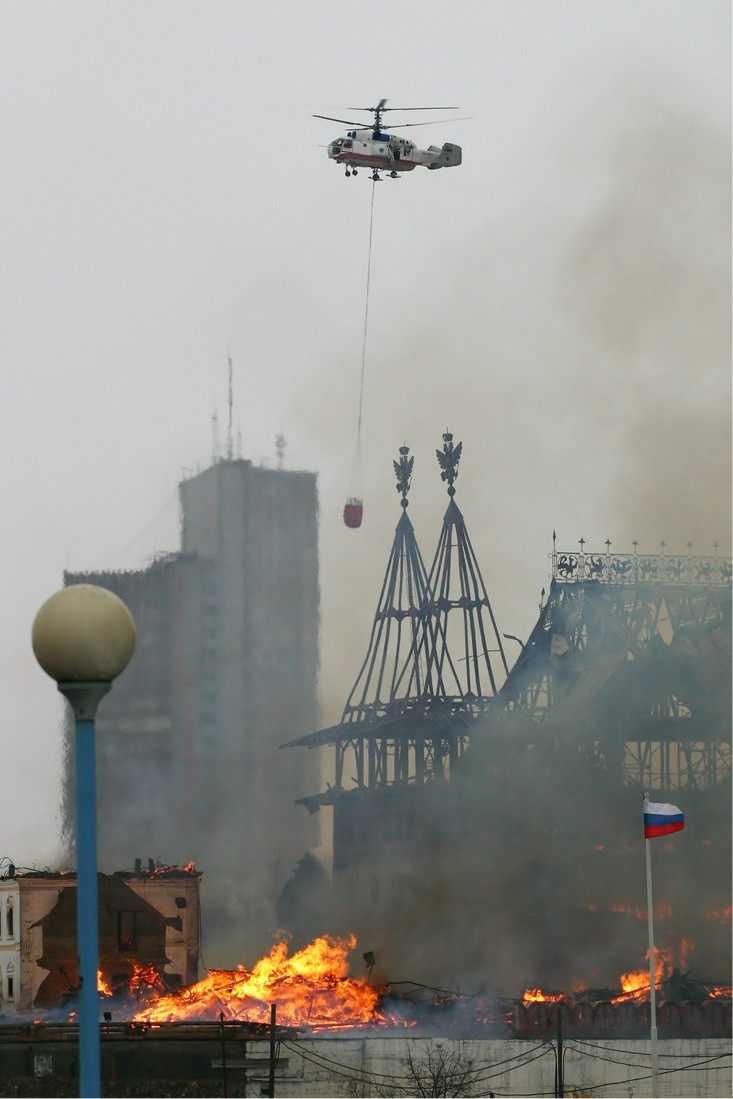 "Hiện giờ chúng tôi đang tiến hành đàm phán với khách hàng về việc cung cấp trực thăng Ka-32 cho loạt nước châu Âu và Đông Nam Á. Và tất cả đều yêu cầu trang bị chính hệ thống chữa cháy mới này", ông Shamil Suleymanov - chuyên gia thiết kế Ka-32 cho hay. Ông này cũng nói thêm rằng, loại Ka-32 trang bị SP-32 sẽ bay nhanh hơn hệ cũ 80km/h.