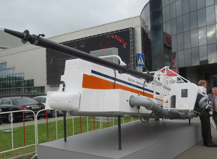 Hệ thống SP-32 9 (trong ảnh) phù hợp với tất cả các biến thể trực thăng sửa đổi, bao gồm cả những phiên bản đầu tiên, có dung tích thùng chứa nước tăng cao (đến 4000 lít), thùng chứa chất tạo bọt, có thể mang theo cả phương thẳng đứng (rót xuống nhưng với tốc độ và góc đổ khác nhau), cũng như phương nằm ngang (với sự hỗ trợ của vòi rồng) để dập lửa. SP-32 hiệu suất cao gấp đôi so với các mẫu của Nga và nước ngoài trước đây, và điều không kém quan trọng là, khác biệt với tất cả các mẫu khác, hệ thống mới có thể hoạt động cả trong điều kiện nhiệt độ không khí cực nóng.