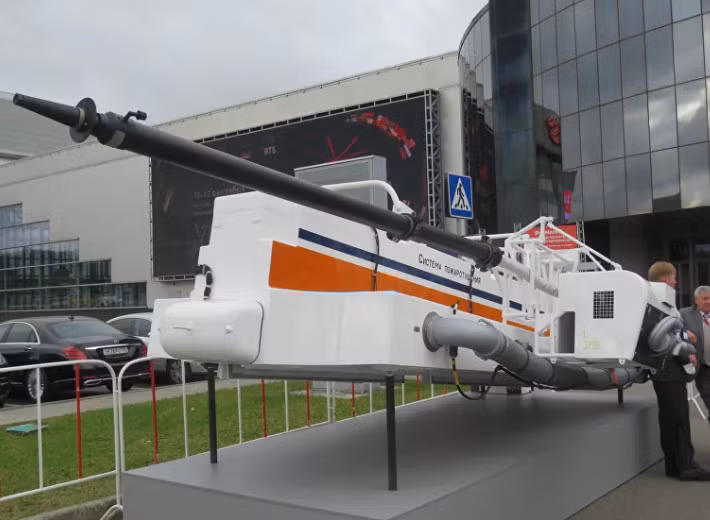 Hệ thống SP-32 9 (trong ảnh) phù hợp với tất cả các biến thể trực thăng sửa đổi, bao gồm cả những phiên bản đầu tiên, có dung tích thùng chứa nước tăng cao (đến 4000 lít), thùng chứa chất tạo bọt, có thể mang theo cả phương thẳng đứng (rót xuống nhưng với tốc độ và góc đổ khác nhau), cũng như phương nằm ngang (với sự hỗ trợ của vòi rồng) để dập lửa. SP-32 hiệu suất cao gấp đôi so với các mẫu của Nga và nước ngoài trước đây, và điều không kém quan trọng là, khác biệt với tất cả các mẫu khác, hệ thống mới có thể hoạt động cả trong điều kiện nhiệt độ không khí cực nóng.