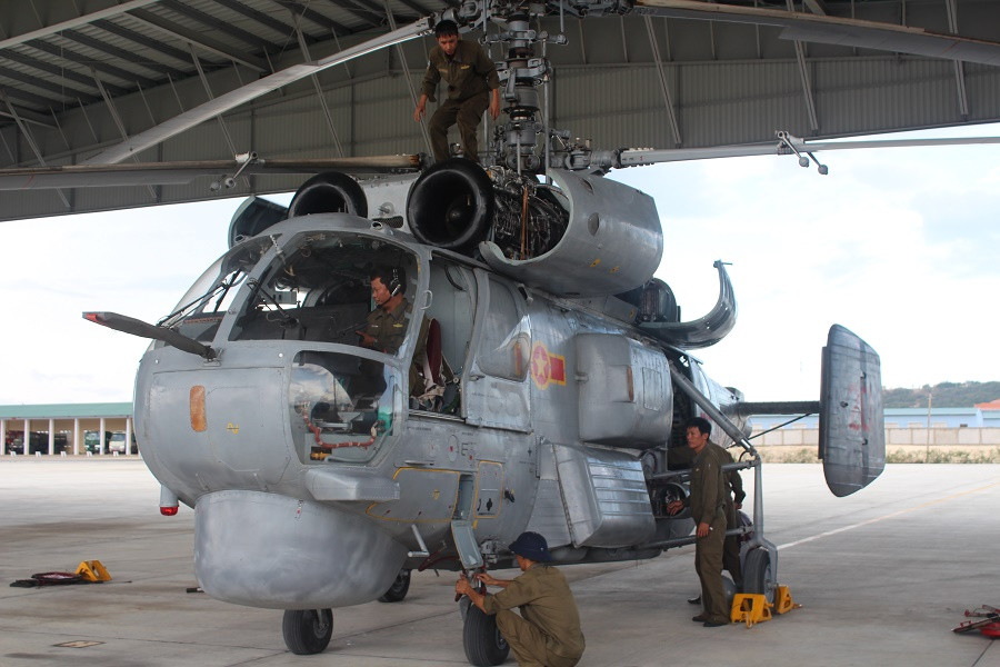 Ngoài Ka-32T, hiện Việt Nam vẫn duy trì số lượng nhỏ trực thăng chống ngầm Ka-28 – phiên bản xuất khẩu của loại Ka-27 biên chế trong Quân đội Nga. Số Ka-28 đã trải qua một đợt đại tu lớn vài năm trước ở nước ngoài.