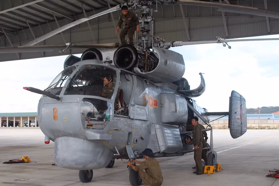 Ngoài Ka-32T, hiện Việt Nam vẫn duy trì số lượng nhỏ trực thăng chống ngầm Ka-28 – phiên bản xuất khẩu của loại Ka-27 biên chế trong Quân đội Nga. Số Ka-28 đã trải qua một đợt đại tu lớn vài năm trước ở nước ngoài.